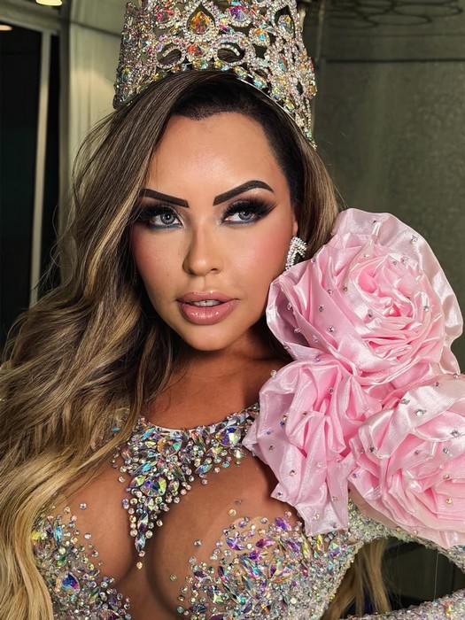 Instrumentos da bateria da Rosas de Ouro são personalizados com a imagem da rainha Ana Beatriz Godoi para o Carnaval 2026