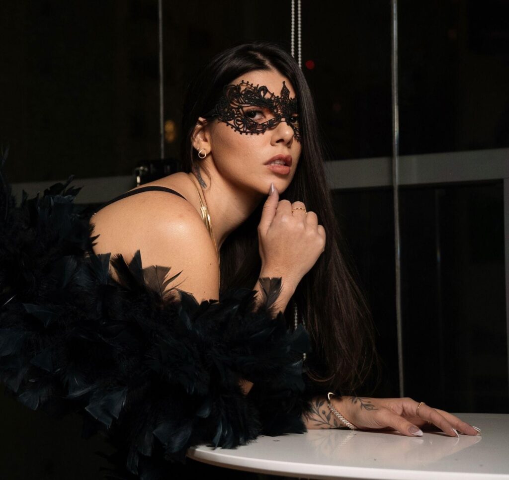 Luana Santos revela identidade por trás da personagem Mis Scarlet e transforma máscara em marca lucrativa