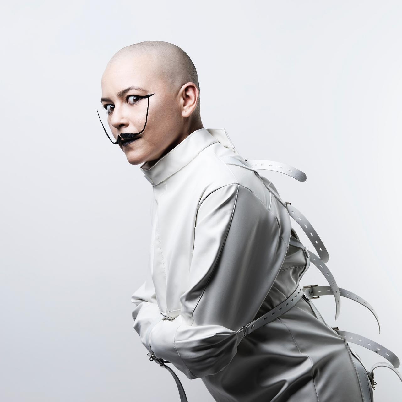 Nanda Moura disponibiliza “LOUCA”: single rock-blues questiona conformismo contemporâneo