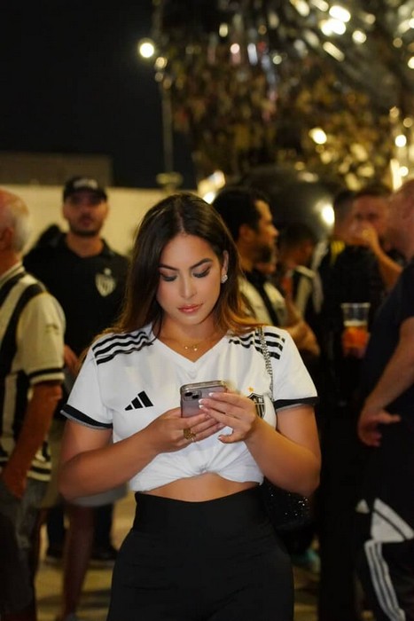 Brilho e Garra Alvinegra: Thalyta Mel, a Musa do Galo, conquista a Arena durante jogo da Copa Sulamericana