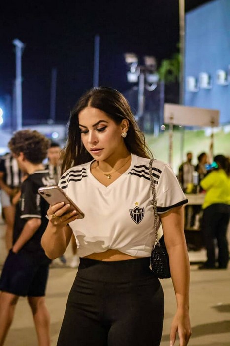 Brilho e Garra Alvinegra: Thalyta Mel, a Musa do Galo, conquista a Arena durante jogo da Copa Sulamericana