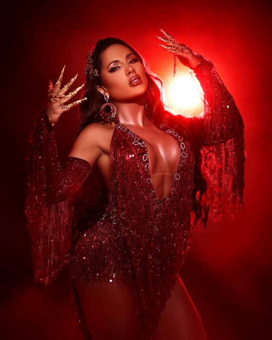 Carnaval: digital influencer Carla Silva elimina 20kg preparando-se para debut como Musa da Colorado