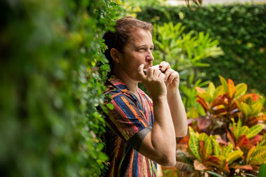 Gabriel Grossi viaja o mundo e usa a pluralidade da música brasileira como linguagem