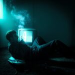 Kweller explora atmosfera introspectiva em novo EP “Quem Vai Quebrar o Coração de Quem?”