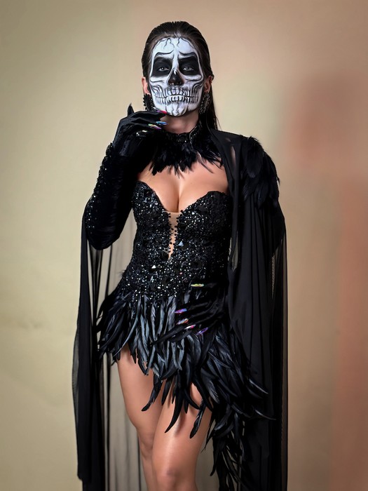 Musa da Colorado, Mari Marquini passa por transformação de 3h e aparece irreconhecível em Halloween carnavalesco