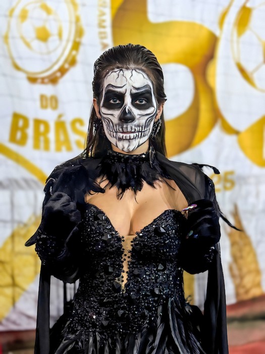 Musa da Colorado, Mari Marquini passa por transformação de 3h e aparece irreconhecível em Halloween carnavalesco