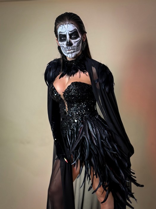 Musa da Colorado, Mari Marquini passa por transformação de 3h e aparece irreconhecível em Halloween carnavalesco