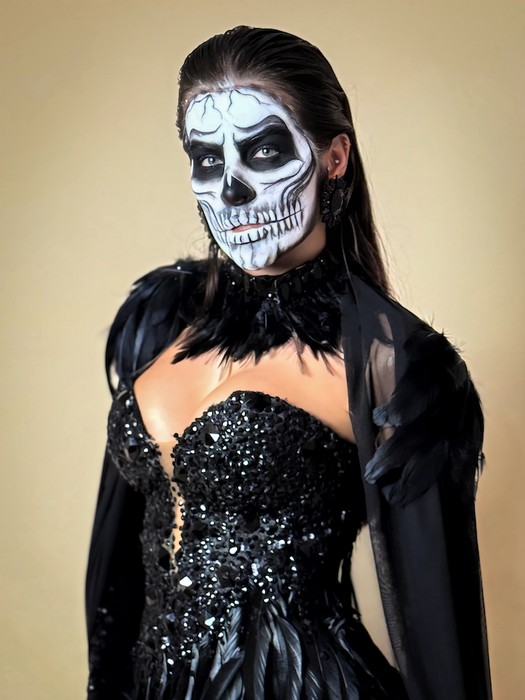 Musa da Colorado, Mari Marquini passa por transformação de 3h e aparece irreconhecível em Halloween carnavalesco