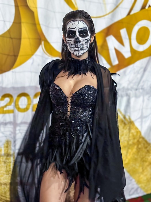 Musa da Colorado, Mari Marquini passa por transformação de 3h e aparece irreconhecível em Halloween carnavalesco