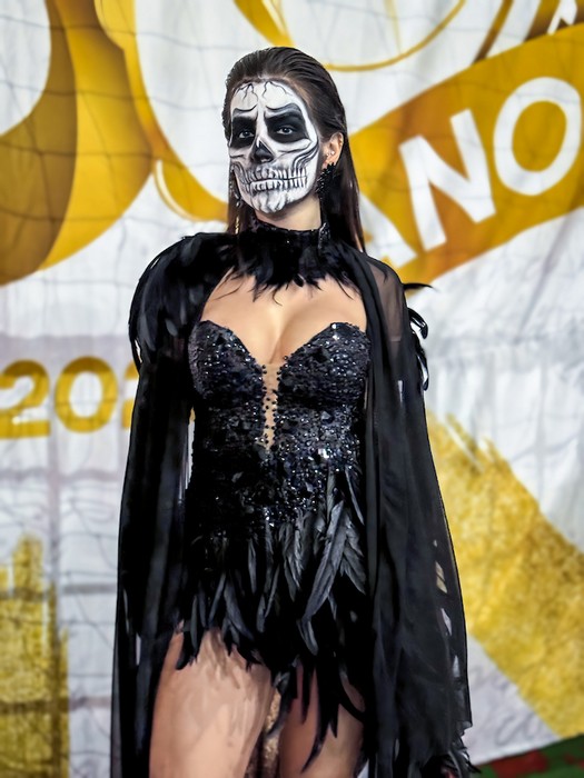 Musa da Colorado, Mari Marquini passa por transformação de 3h e aparece irreconhecível em Halloween carnavalesco
