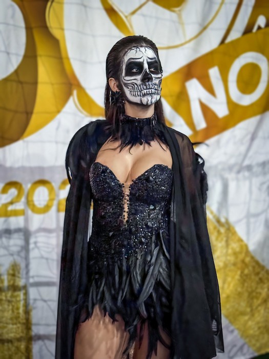 Musa da Colorado, Mari Marquini passa por transformação de 3h e aparece irreconhecível em Halloween carnavalesco