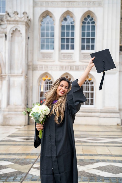 Mariana Lewis celebra nova fase: formatura na Guildhall, personagem em "The Hunger Games On Stage" e indicação no British Web Awards