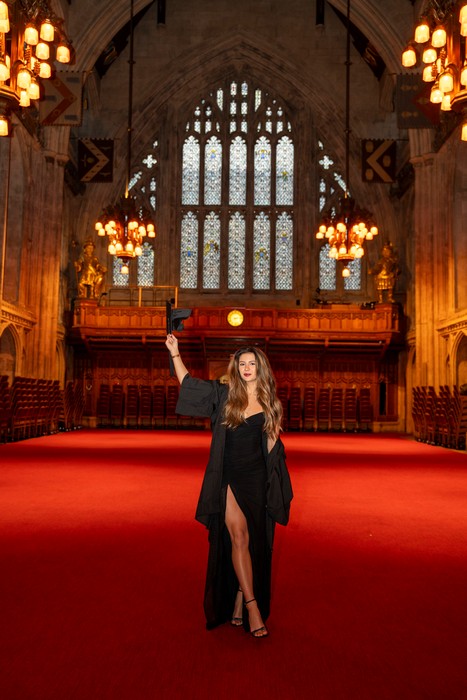 Mariana Lewis celebra nova fase: formatura na Guildhall, personagem em "The Hunger Games On Stage" e indicação no British Web Awards