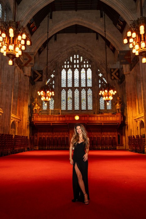 Mariana Lewis celebra nova fase: formatura na Guildhall, personagem em "The Hunger Games On Stage" e indicação no British Web Awards
