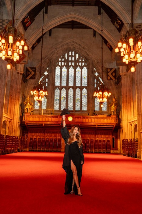 Mariana Lewis celebra nova fase: formatura na Guildhall, personagem em "The Hunger Games On Stage" e indicação no British Web Awards