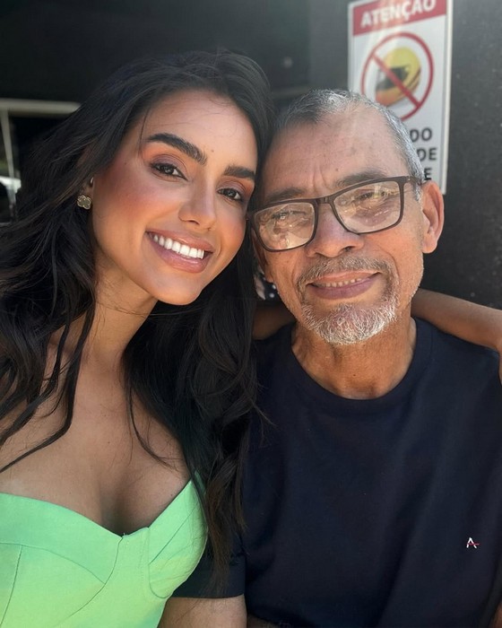 Miss Cosmo Brasil 2025, Gabriela, usa look de chegada em concurso internacional em homenagem ao pai falecido, que era taxista