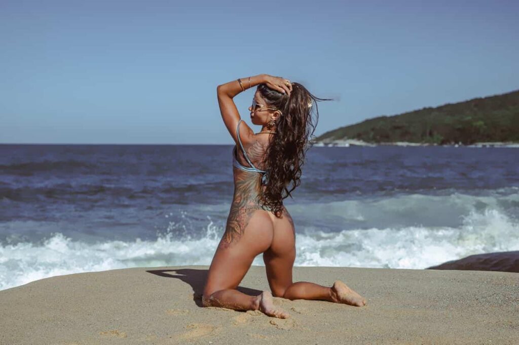 Ousadia e Sensualidade em Foco: Myst Kali brilha em ensaio fotográfico na praia