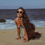 Ousadia e Sensualidade em Foco: Myst Kali brilha em ensaio fotográfico na praia