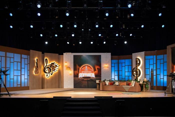 Aparecida Sertaneja inaugura visual renovado com show de talentos