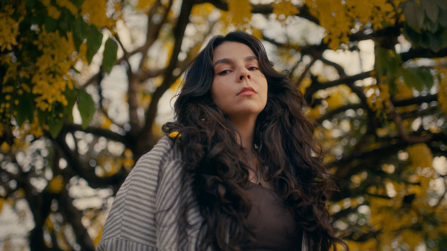 Yás lança “Bússola”, canção que celebra despertar, escuta sensível e raízes