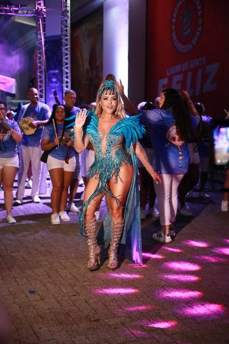 Representante Máxima da Bateria, Ana Beatriz Godoi exalta conexão com ritmistas e revela filosofia carnavalesca