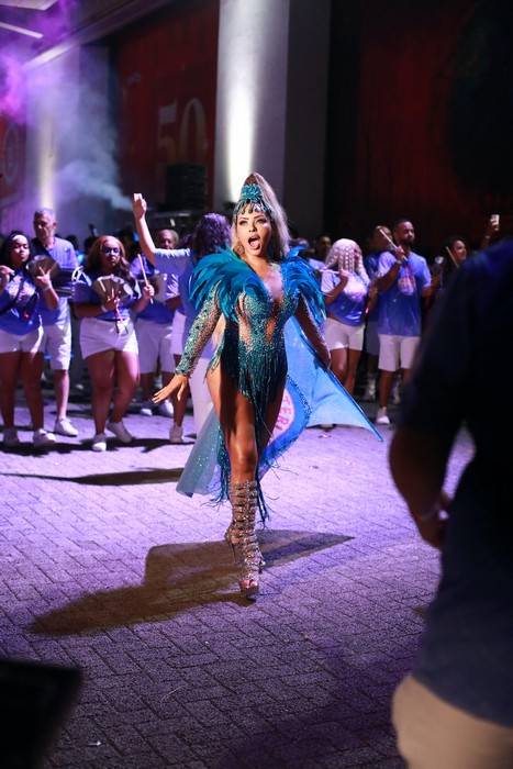 Representante Máxima da Bateria, Ana Beatriz Godoi exalta conexão com ritmistas e revela filosofia carnavalesca