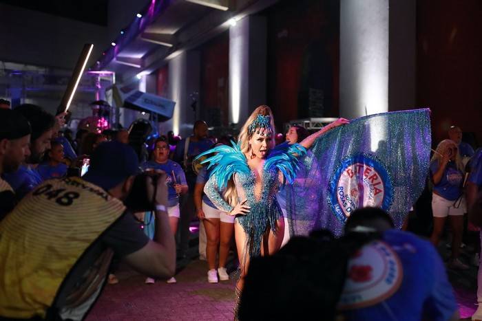 Representante Máxima da Bateria, Ana Beatriz Godoi exalta conexão com ritmistas e revela filosofia carnavalesca