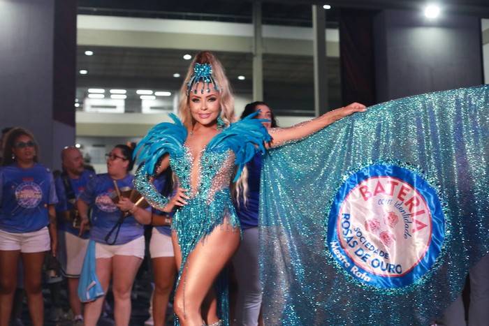 Representante Máxima da Bateria, Ana Beatriz Godoi exalta conexão com ritmistas e revela filosofia carnavalesca