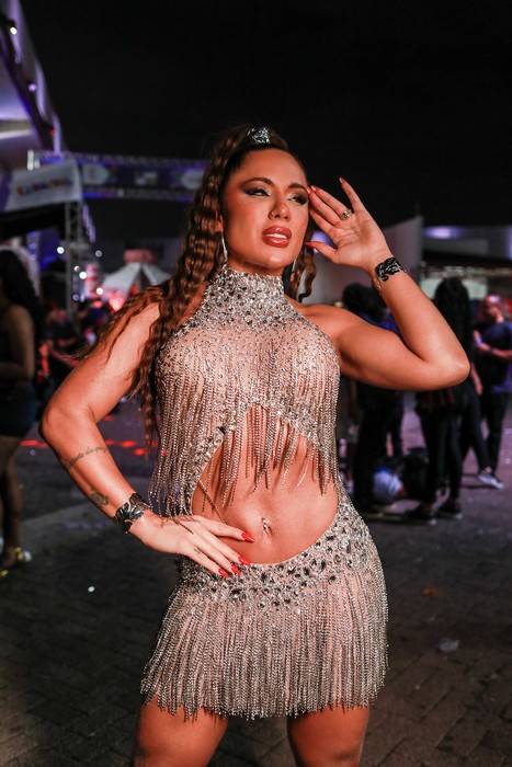 Estreia reluzente: Musa Carla Silva brilha em esquenta e define seu conceito como "Ser Gostosa"