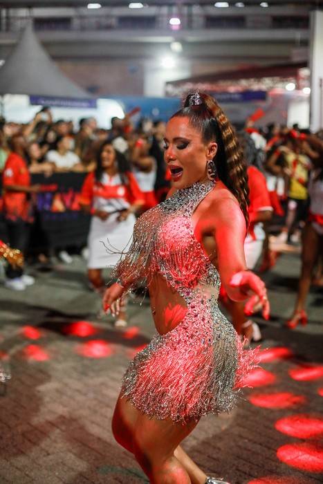 Estreia reluzente: Musa Carla Silva brilha em esquenta e define seu conceito como "Ser Gostosa"