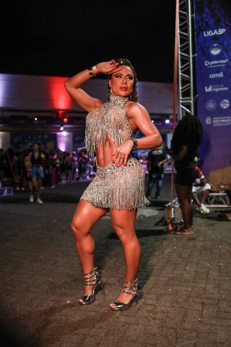 Estreia reluzente: Musa Carla Silva brilha em esquenta e define seu conceito como "Ser Gostosa"