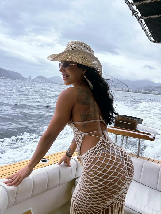 Claudia Ribeiro, a Sósia da Anitta, será destaque na escola de samba Porto da Pedra no carnaval 2026