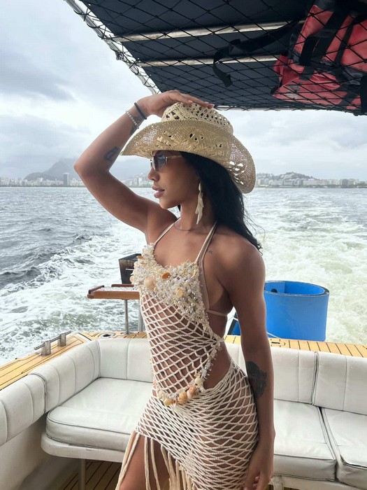 Claudia Ribeiro, a Sósia da Anitta, será destaque na escola de samba Porto da Pedra no carnaval 2026