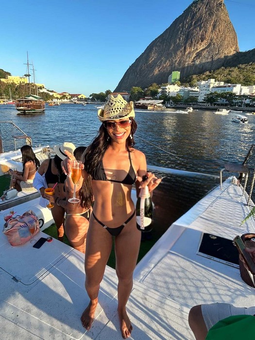 Claudia Ribeiro, a Sósia da Anitta, será destaque na escola de samba Porto da Pedra no carnaval 2026