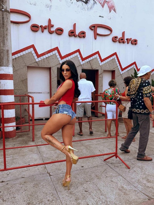 Claudia Ribeiro, a Sósia da Anitta, será destaque na escola de samba Porto da Pedra no carnaval 2026