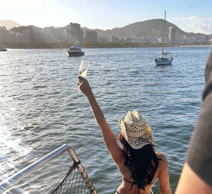 Claudia Ribeiro, a Sósia da Anitta, será destaque na escola de samba Porto da Pedra no carnaval 2026