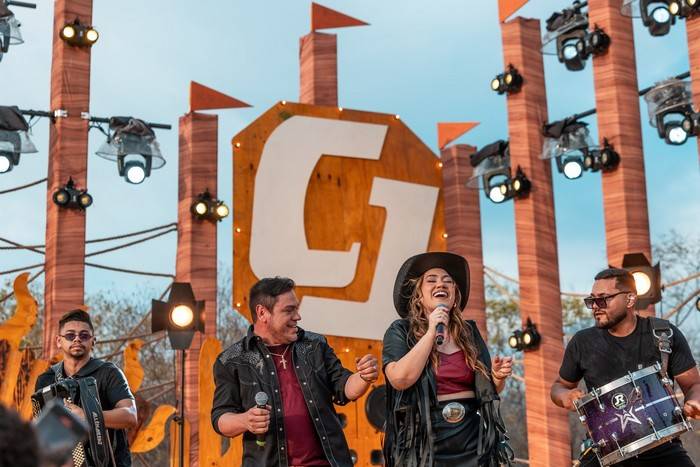 Claudio Ney & Juliana gravam "Pega de Boi" em terra de vaqueiros e celebram ano histórico