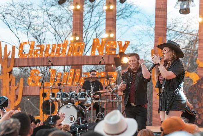 Claudio Ney & Juliana gravam "Pega de Boi" em terra de vaqueiros e celebram ano histórico