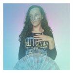 Elvis Leáttili Lança “Plástico”: Um hino de autoaceitação e ritmo irreverente em seu primeiro videoclipe