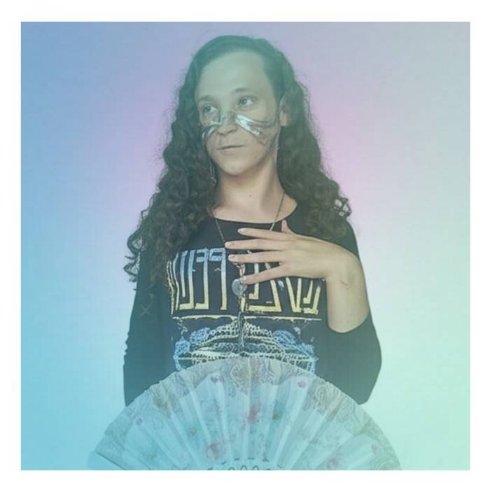 Elvis Leáttili Lança “Plástico”: Um hino de autoaceitação e ritmo irreverente em seu primeiro videoclipe