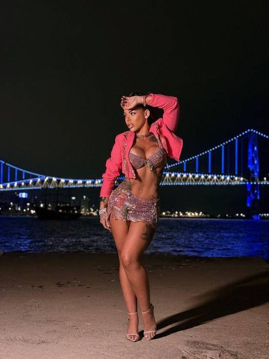 Gabriella Euzebio brilha na edição de aniversário de 33 anos da Revista Sexy