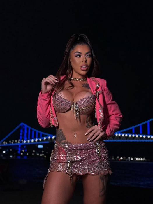 Gabriella Euzebio brilha na edição de aniversário de 33 anos da Revista Sexy