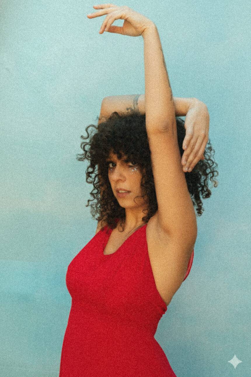 Natália Xavier lança single “Gansos Selvagens” e transforma coragem, rito e vulnerabilidade em paisagem sonora