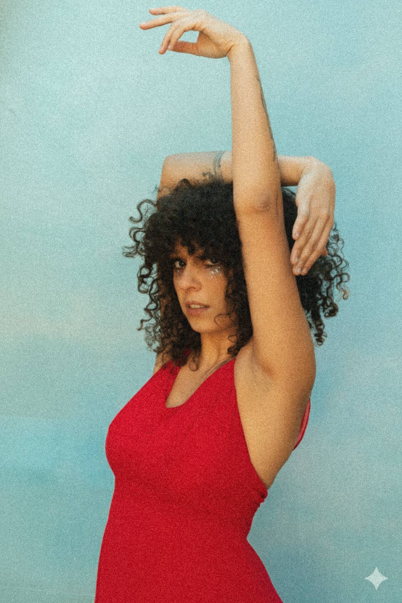 Natália Xavier lança single “Gansos Selvagens” e transforma coragem, rito e vulnerabilidade em paisagem sonora