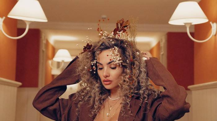 Kia Sajo lança "Cores Quentes", faixa que transforma a fuga em reencontro