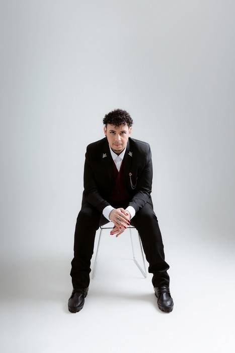 "Arrebatamento": Marc Yann transforma espiritualidade e emoções em pop místico 