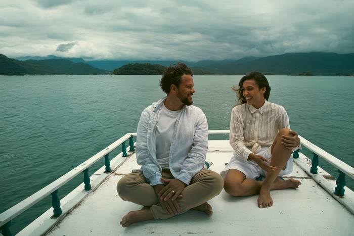 Marcos Almeida reabre disco “Calado” e traz a faixa “Acalmar”‘, dueto acústico com Dora Sanches 