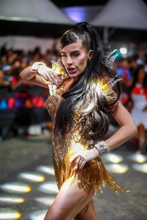 Bumbum à prova de samba: Musa Mari Marquini revela truque com laquê em estreia na avenida