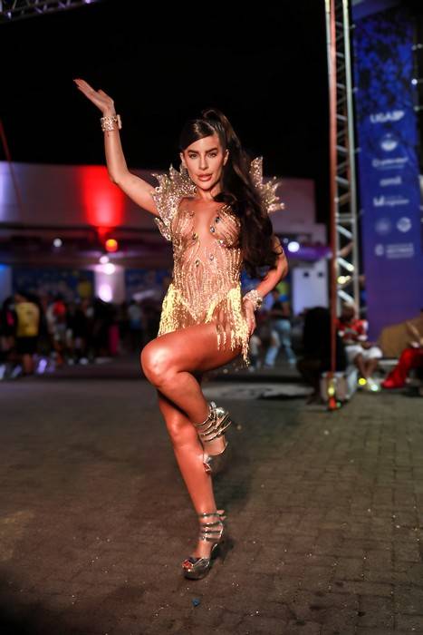 Bumbum à prova de samba: Musa Mari Marquini revela truque com laquê em estreia na avenida