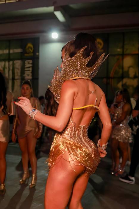 Bumbum à prova de samba: Musa Mari Marquini revela truque com laquê em estreia na avenida